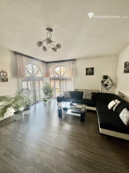 5-izbový poschodový rodinný dom s garážou, solárnym systémom a hosťovským domom – Veľký Meder