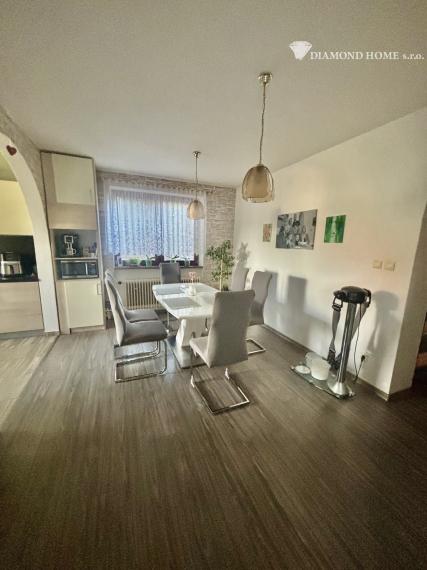 5-izbový poschodový rodinný dom s garážou, solárnym systémom a hosťovským domom – Veľký Meder