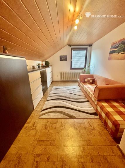 5-izbový poschodový rodinný dom s garážou, solárnym systémom a hosťovským domom – Veľký Meder
