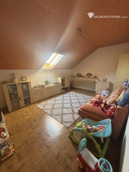 5-izbový poschodový rodinný dom s garážou, solárnym systémom a hosťovským domom – Veľký Meder