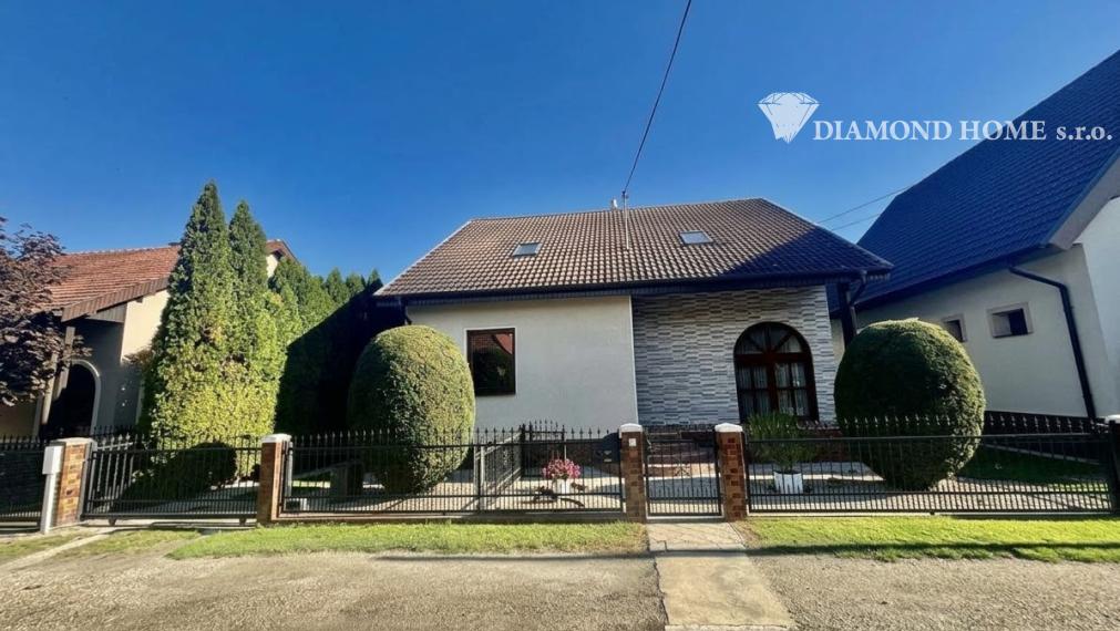 5-izbový poschodový rodinný dom s garážou, solárnym systémom a hosťovským domom – Veľký Meder