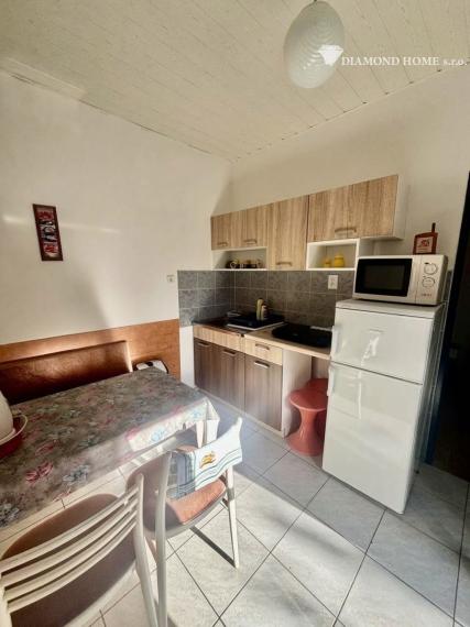 5-izbový poschodový rodinný dom s garážou, solárnym systémom a hosťovským domom – Veľký Meder