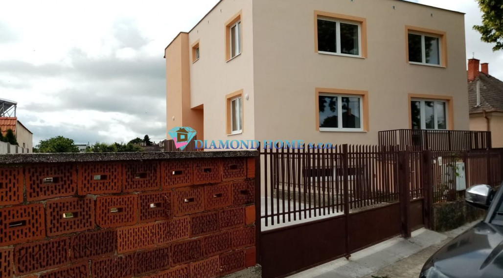 LEN U NÁS!!!Výborný investičný zámer/DIAMOND HOME s.r.o. ponúka Vám na predaj novo rekonštruovaný rodinný dom s tromi bytovými jednotkami v obci Tomášíkovo