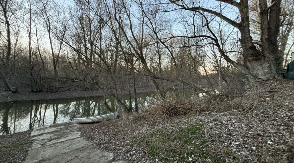 Len u nás!Chata na predaj priamo pri brehu ideálne pre rybárov ako aj na oddych v Gabčíkovo,Prístav