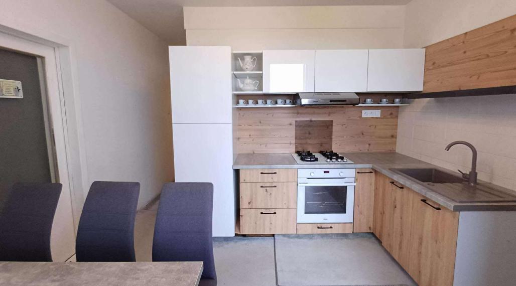 Len u Nás!DIAMOND HOME s.r.o.  ponúka Vám na predaj 3 izbový byt s garážou v ktorom sa nachádza pivnica len pár krokov od centra mesta Dunajskej Stredy, ul. Jilemnického