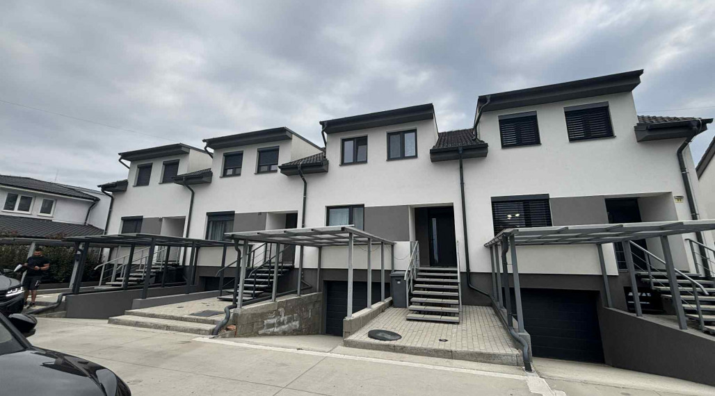 DIAMOND HOME s.r.o. ponúka Vám na predaj krásnu novostavbu trojpodlažného rodinného domu zo záhradkou a parkovacím státím pre 2 autá v centre mesta Kolárovo pre náročných klientov.