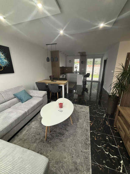 DIAMOND HOME s.r.o. ponúka Vám na predaj krásnu novostavbu trojpodlažného rodinného domu zo záhradkou a parkovacím státím pre 2 autá v centre mesta Kolárovo pre náročných klientov.