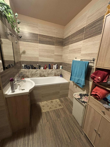 DIAMOND HOME s.r.o , ponúka Vám na predaj kompletne rekonštruovaný 3 izbový byt v meste Dunajskej Stredy, ulica Nám.Priateľstva