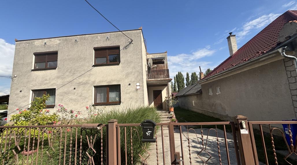 Len u nás! DIAMOND HOME s.r.o. ponúka Vám na predaj poschodový rodinný dom pre viacčlennú rodinu v obci Doľný Štál