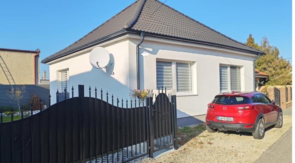 DIAMOND HOME s.r.o. ponúka Vám na predaj krásny 3 izbový rodinný dom v obci Horné Saliby