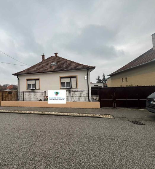DIAMOND HOME s . r. o. ponúka Vám na predaj 2,5 -izbový rodinný dom s garážami pre 2 autá a pekným veľkým upraveným pozemkom najlepšej časti v meste Dunajská Streda