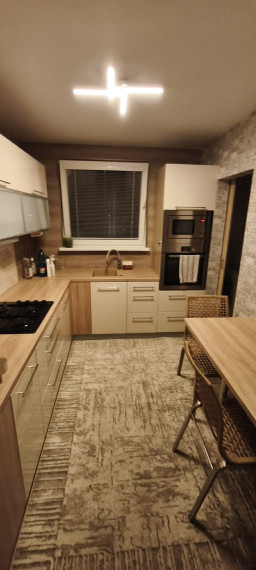 DIAMOND HOME s.r.o , ponúka Vám na prenájom kompletne rekonštruovaný 3 izbový byt v  meste Dunajská Streda, na výbornom mieste kúsok od mesta ,ulica Rybný Trh