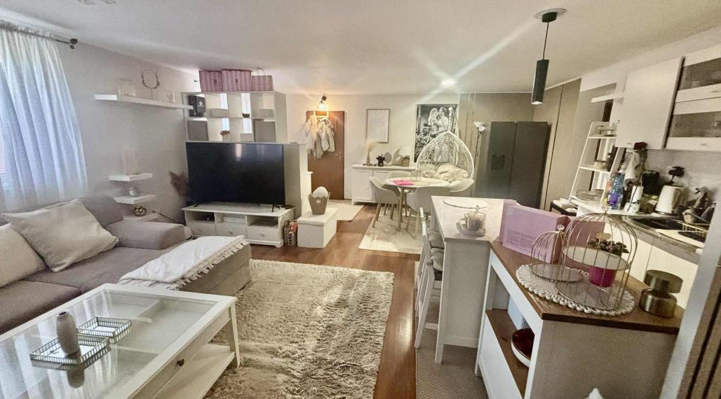 Len u nás! DIAMOND HOME s.r.o ,  ponúka Vám na predaj priestranný 3  izbový byt  s garážou pre dve autá a jedným parkovacím státím v obci Blatná na Ostrove , ktorý sa nachádza priamo R7