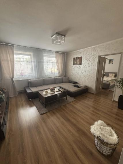 Len u nás! DIAMOND HOME s.r.o ,  ponúka Vám na predaj štvorbytovke priestranný 3  izbový byt  s veľkým garážom zo záhradkou v meste Veľký Meder