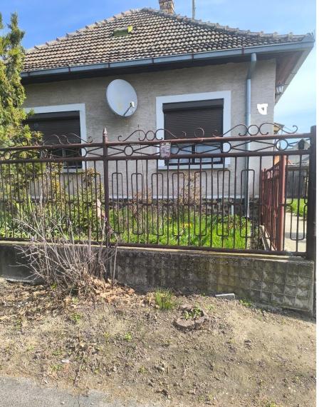 DIAMOND HOME s.r.o. ponúka Vám na predaj 3 izbový rodinný dom v obci Baka za korektnú cenu