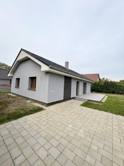 Na predaj: priestranný 3-izbový rodinný dom , novostavbu v obci Blahová