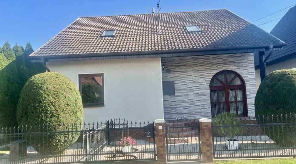 5-izbový poschodový rodinný dom s garážou, solárnym systémom a hosťovským domom – Veľký Meder
