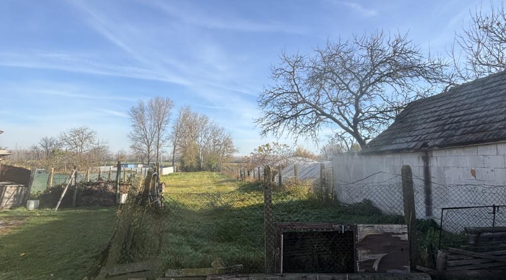 LEN U NÁS!!! 3 minuty od R7 Na predaj pozemok s 4 izbovým rodinným domom v obci Jastrabie Kračany