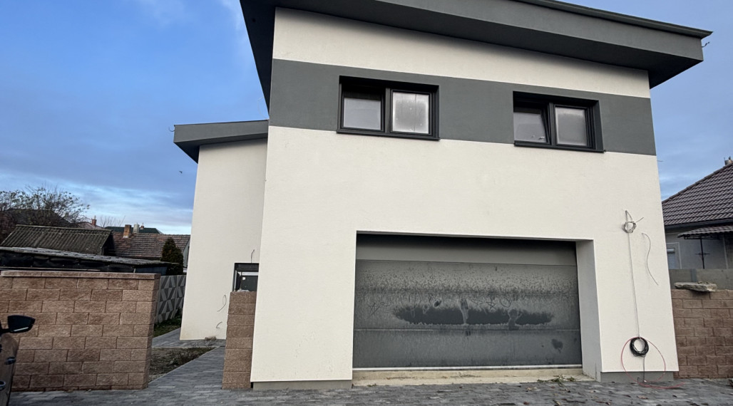 Len u Nás! DIAMOND HOME s.r.o. ponúka Vám na predaj novostavbu 4 izbového rodinného domu garážom pre 2 autá v obci Topoľníky