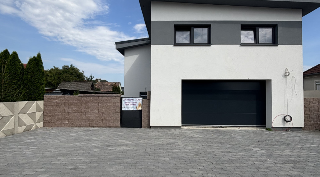 Len u Nás! DIAMOND HOME s.r.o. ponúka Vám na predaj novostavbu 4 izbového rodinného domu garážom pre 2 autá v obci Topoľníky