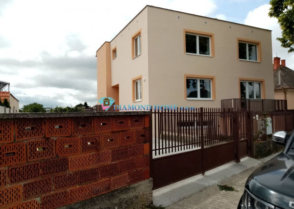 LEN U NÁS!!!Výborný investičný zámer/DIAMOND HOME s.r.o. ponúka Vám na predaj novo rekonštruovaný rodinný dom s tromi bytovými jednotkami v obci Tomášíkovo