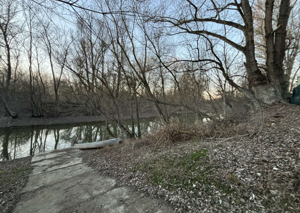 Len u nás!Chata na predaj priamo pri brehu ideálne pre rybárov ako aj na oddych v Gabčíkovo,Prístav