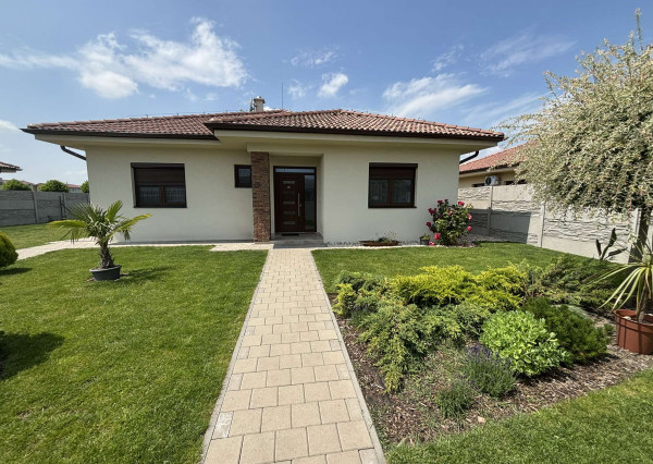 Rezervovaný/Kúsok od R7 DIAMOND HOME s.r.o. ponúka Vám na predaj krásnu novostavbu 4 izbového rodinného domu v obci Veľké Blahovo