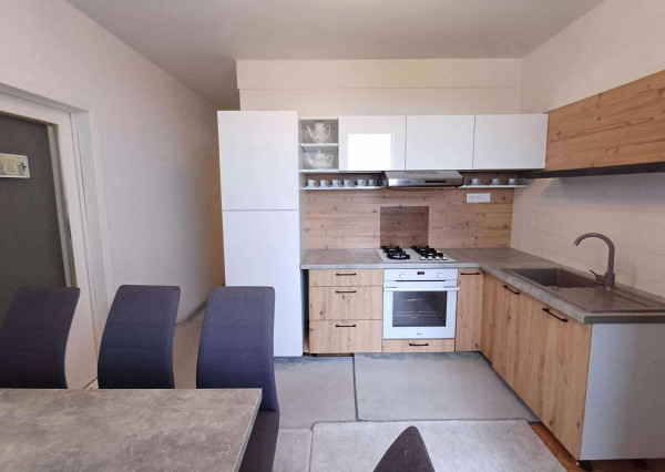 Len u Nás!DIAMOND HOME s.r.o.  ponúka Vám na predaj 3 izbový byt s garážou v ktorom sa nachádza pivnica len pár krokov od centra mesta Dunajskej Stredy, ul. Jilemnického