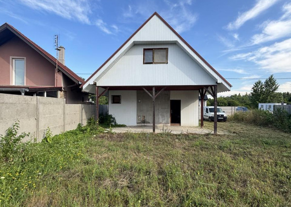 DIAMOND HOME s.r.o ponúka Vám na predaj celoročne obývateľnú chatu v Gabčíkovo prístav v priamo pri  Dunaji chatovej oblasti