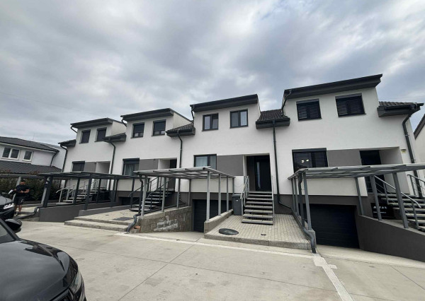 DIAMOND HOME s.r.o. ponúka Vám na predaj krásnu novostavbu trojpodlažného rodinného domu zo záhradkou a parkovacím státím pre 2 autá v centre mesta Kolárovo pre náročných klientov.