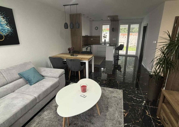 DIAMOND HOME s.r.o. ponúka Vám na predaj krásnu novostavbu trojpodlažného rodinného domu zo záhradkou a parkovacím státím pre 2 autá v centre mesta Kolárovo pre náročných klientov.