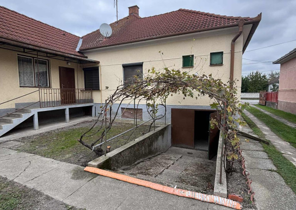 DIAMOND HOME s.r.o. ponúka Vám na predaj zachovalý  4 izbový rodinný dom v obci Ňárad