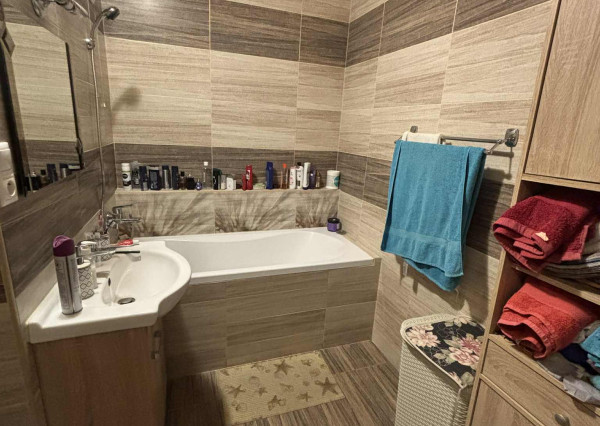 DIAMOND HOME s.r.o , ponúka Vám na predaj kompletne rekonštruovaný 3 izbový byt v meste Dunajskej Stredy, ulica Nám.Priateľstva