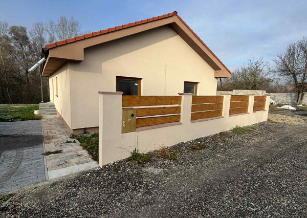 DIAMOND HOME ,s.r.o. Vám ponúka nadštandardný 5 izbový rekreačný dom pri Dunaji v Gabčíkove