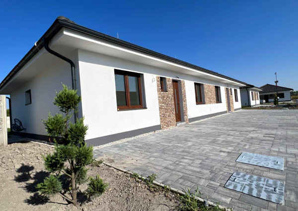 DIAMOND HOME s.r.o. ponúka Vám na predaj novostavbu A1/ 4 izbového rodinného domu(súčasť dvojdomu) s tepelným čerpadlom