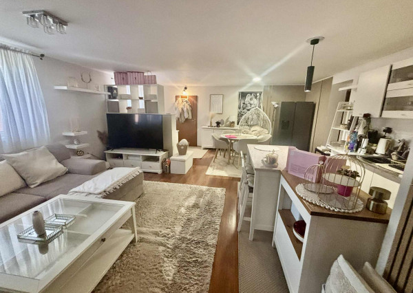 Len u nás! DIAMOND HOME s.r.o ,  ponúka Vám na predaj priestranný 3  izbový byt  s garážou pre dve autá a jedným parkovacím státím v obci Blatná na Ostrove , ktorý sa nachádza priamo R7