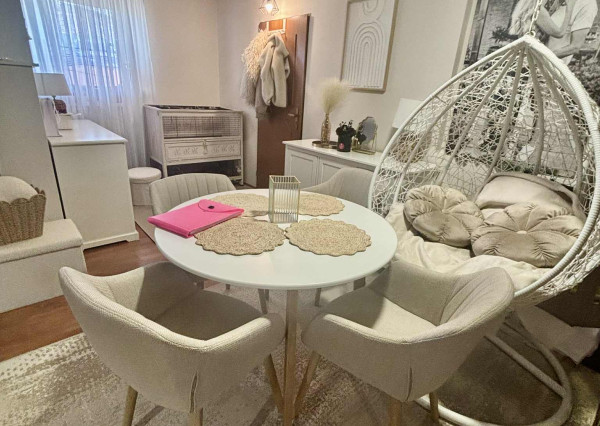 Len u nás! DIAMOND HOME s.r.o ,  ponúka Vám na predaj priestranný 3  izbový byt  s garážou pre dve autá a jedným parkovacím státím v obci Blatná na Ostrove , ktorý sa nachádza priamo R7