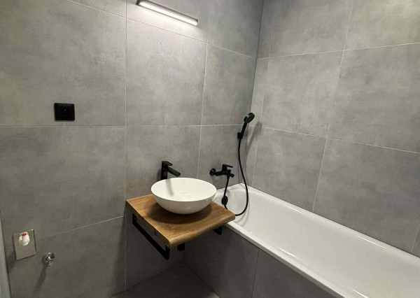 DIAMOND HOME s.sr.o. ponúka Vám pekne rekonštruovaný veľkometrážny 3 izbový byt v Dunajskej Strede