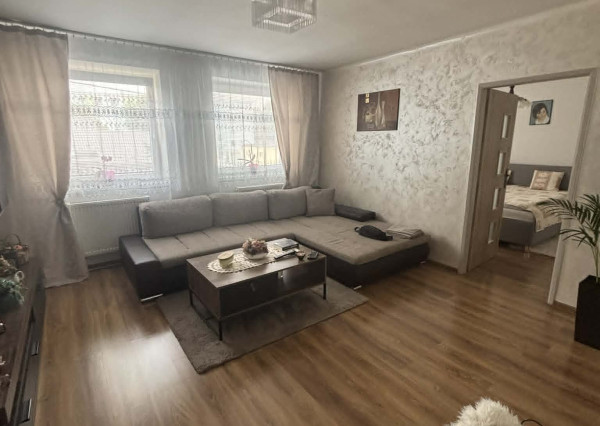 Len u nás! DIAMOND HOME s.r.o ,  ponúka Vám na predaj štvorbytovke priestranný 3  izbový byt  s veľkým garážom zo záhradkou v meste Veľký Meder