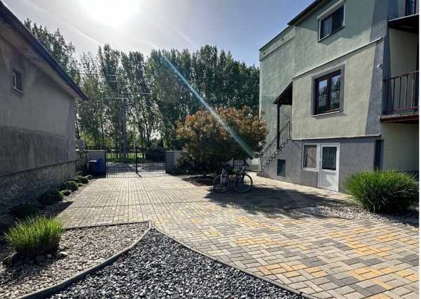 DIAMOND HOME s.r.o. ponúka Vám na predaj kompletne rekonštruovaný trojpodlažný  rodinný dom s garážom, krytou terasou a krásne upravenou záhradou v obci Opatovský Sokolec