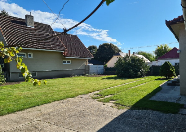 DIAMOND HOME s . r. o. ponúka Vám na predaj 3 -izbový rodinný dom s garážou a vedľajšími stavbami a pekným veľkým upraveným pozemkom v obci Doľný Štál.