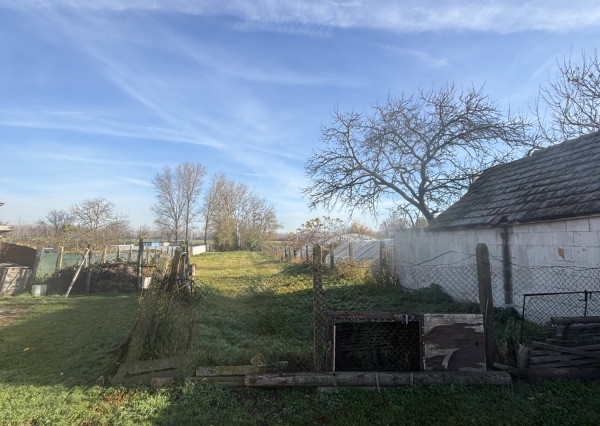 LEN U NÁS!!! 3 minuty od R7 Na predaj pozemok s 4 izbovým rodinným domom v obci Jastrabie Kračany