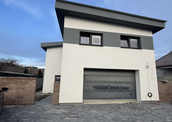 Len u Nás! DIAMOND HOME s.r.o. ponúka Vám na predaj novostavbu 4 izbového rodinného domu garážom pre 2 autá v obci Topoľníky