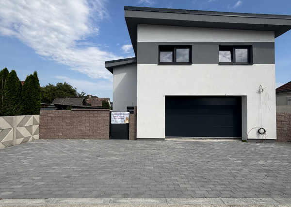 Len u Nás! DIAMOND HOME s.r.o. ponúka Vám na predaj novostavbu 4 izbového rodinného domu garážom pre 2 autá v obci Topoľníky