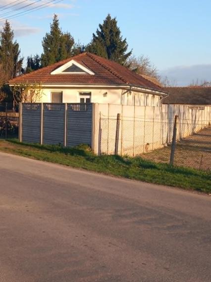 DIAMOND HOME s.r.o. ponúka Vám na predaj 3 izbového rodinného domu v obci Ohrady