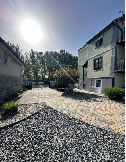 DIAMOND HOME s.r.o. ponúka Vám na predaj kompletne rekonštruovaný trojpodlažný  rodinný dom s garážom, krytou terasou a krásne upravenou záhradou v obci Opatovský Sokolec