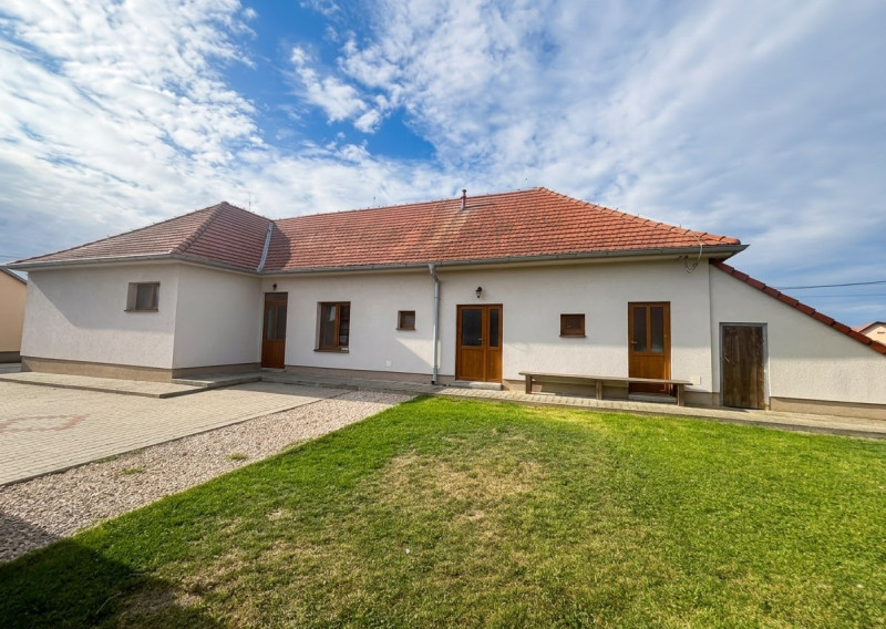 Na predaj: 4-izbový rodinný dom s garážou v Gabčíkove