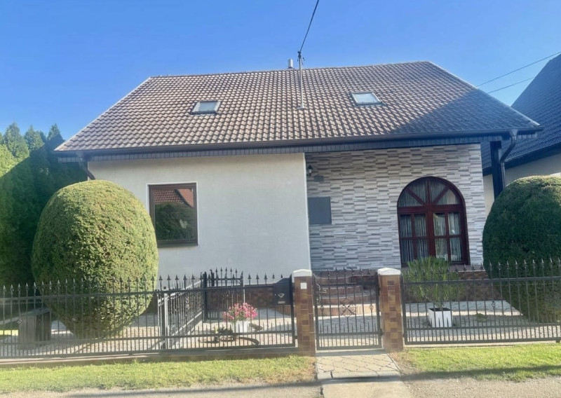 5-izbový poschodový rodinný dom s garážou, solárnym systémom a hosťovským domom – Veľký Meder