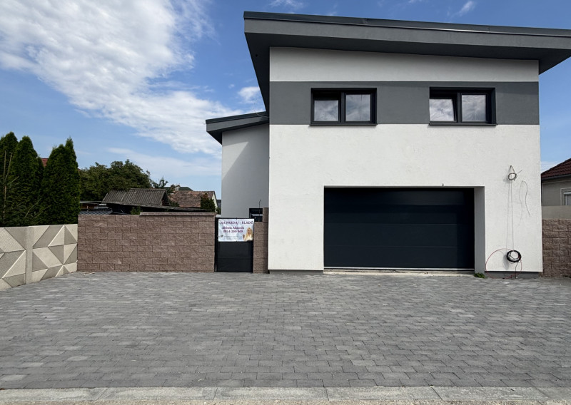 Len u Nás! DIAMOND HOME s.r.o. ponúka Vám na predaj novostavbu 4 izbového rodinného domu garážom pre 2 autá v obci Topoľníky